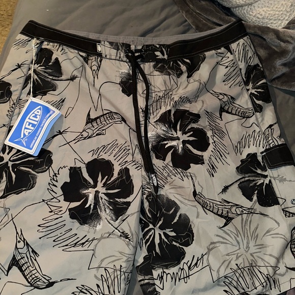AFTCO Other - Men’s aftco size 44 shorts Hawaiian print fishing cargo shorts